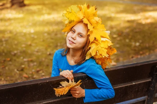 Girl School Age Sitting Beautiful Sunny Autumn Park Wreath Leaves — Stock Photo, Image