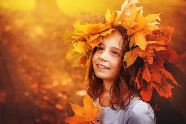 Girl School Age Sitting Beautiful Sunny Autumn Park Wreath Leaves — Stock Photo, Image