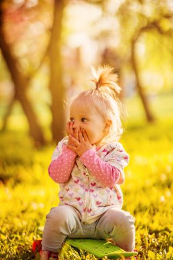 Komik bebek ile bir Sunny parkta paten.