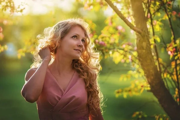 Hermosa Chica Rubia Con Pelo Largo Vestido Rosa Jardín Floreciente — Foto de Stock