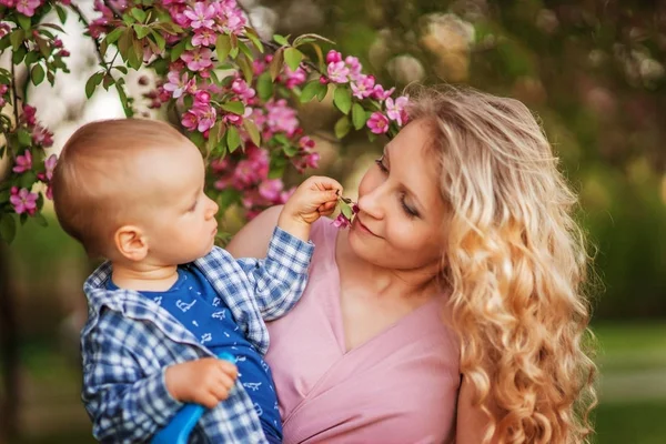 Mor Vackra Tjej Blond Kvinna Med Baby Famnen Promenad Blomsterträdgård — Stockfoto