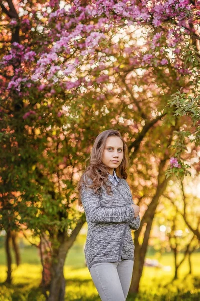 Retrato Uma Bela Menina Sorridente Com Belos Cabelos Longos Jardim — Fotografia de Stock