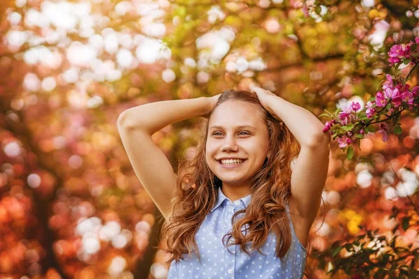 Радостная Смешная Девочка Подросток Прогулке Цветочном Саду — стоковое фото