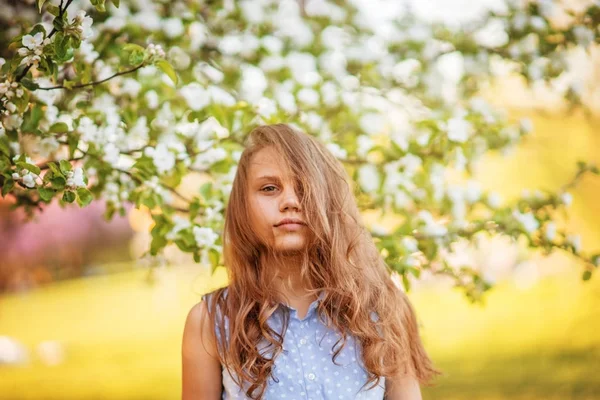 Portrait Beautiful Smiling Girl Beautiful Long Hair Spring Garden — Stock Photo, Image