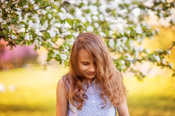 Retrato Una Hermosa Chica Sonriente Con Hermoso Pelo Largo Jardín — Foto de Stock