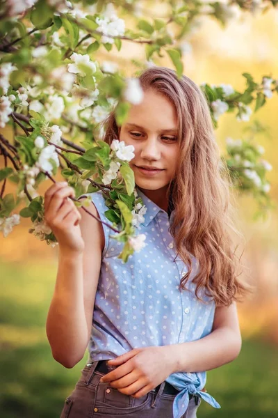 Portrait Beautiful Smiling Girl Beautiful Long Hair Spring Garden — Stock Photo, Image