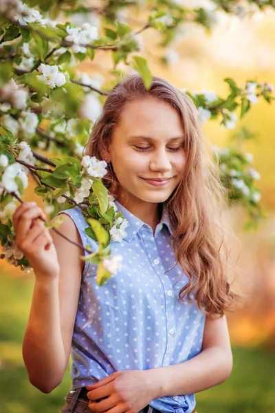 Retrato Uma Bela Menina Sorridente Com Belos Cabelos Longos Jardim — Fotografia de Stock