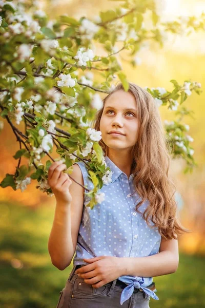 Portrait Beautiful Smiling Girl Beautiful Long Hair Spring Garden — Stock Photo, Image