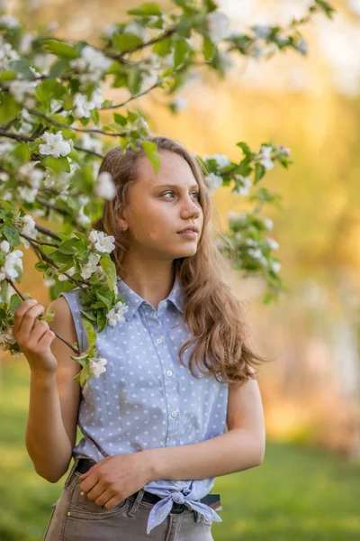 Retrato Una Hermosa Chica Sonriente Con Hermoso Pelo Largo Jardín — Foto de Stock