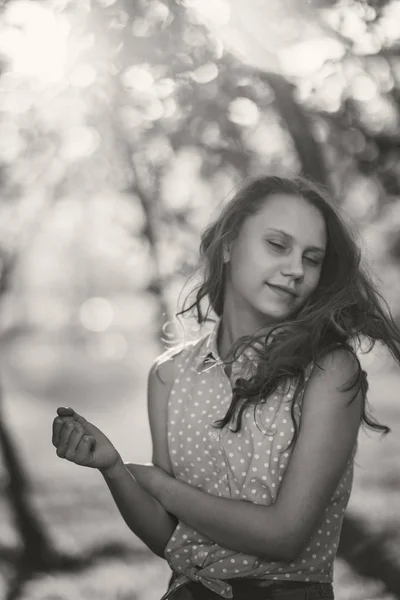 Retrato Uma Bela Menina Sorridente Com Belos Cabelos Longos Jardim — Fotografia de Stock