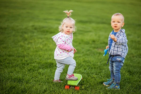 孩子男孩和女孩在草地上玩耍绿草 — 图库照片