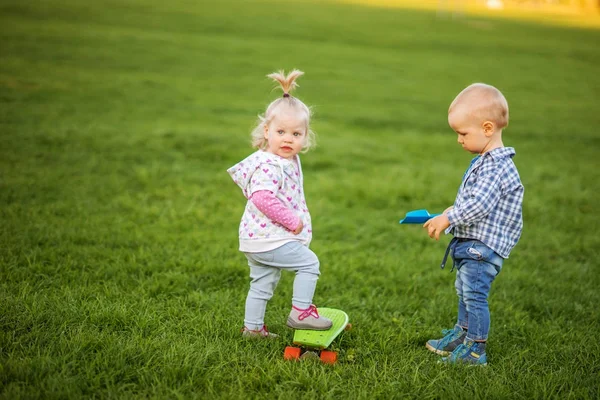 Kids Boy Girl Playing Meadow Green Grass — Stock Photo, Image