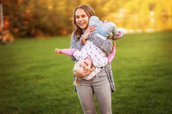 Sisters Having Fun Meadow Park — Stock Photo, Image