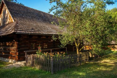 Polonya, Avrupa eski kırsal ahşap evde.