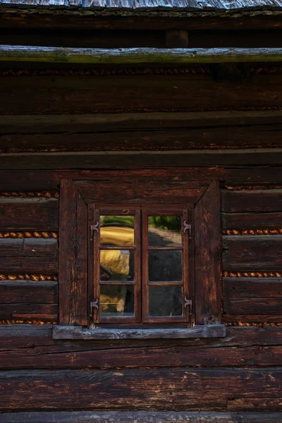 Ventana Una Antigua Casa Madera Europa Polonia —  Fotos de Stock