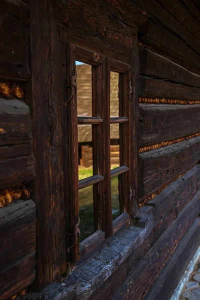 Ventana Una Antigua Casa Madera Europa Polonia —  Fotos de Stock