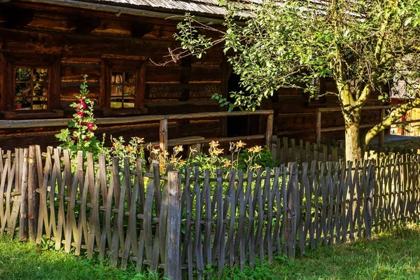 Παλιό Υπαίθρου Ξύλινο Σπίτι Στην Πολωνία Ευρώπη — Φωτογραφία Αρχείου