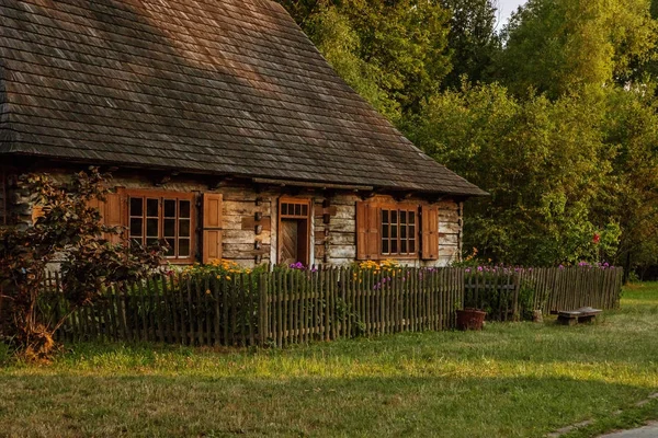 Παλιό Υπαίθρου Ξύλινο Σπίτι Στην Πολωνία Ευρώπη — Φωτογραφία Αρχείου