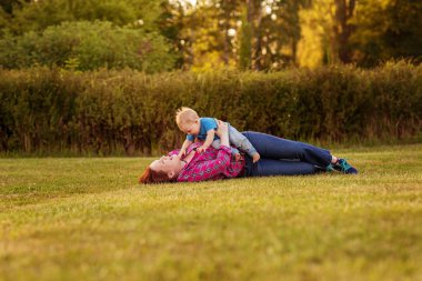 Bebek annesiyle çimenlerin üzerinde oynarken ilk yıl.