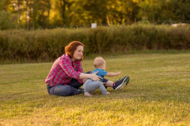 Annesi ile çim üzerinde oynayan bebek eğlence.