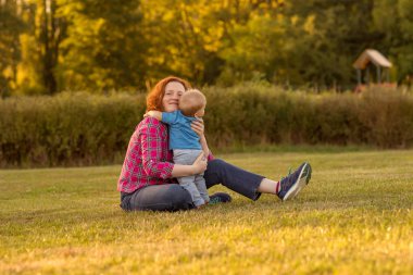 Annesi ile çim üzerinde oynayan bebek eğlence.