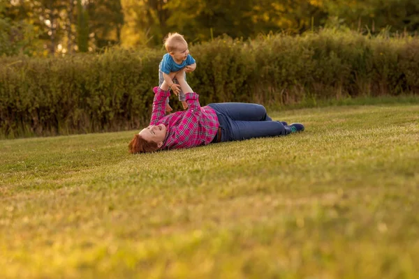 Bebis Första Leker Med Mamma Gräset — Stockfoto