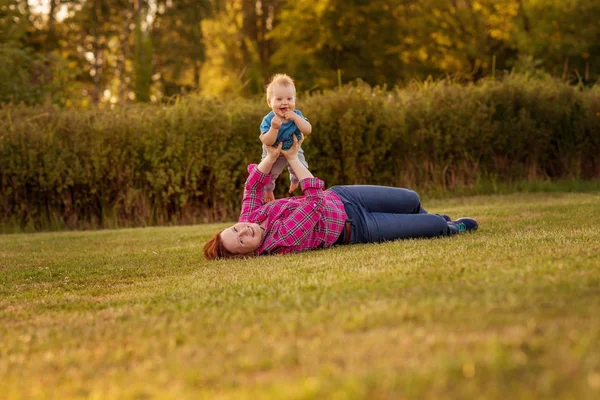 Bebê Primeiro Ano Brincando Com Mãe Grama — Fotografia de Stock