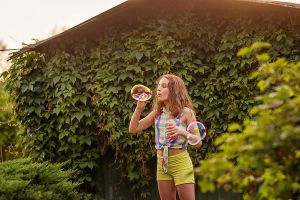 Kabarcıklar Yaz Bahçede Günbatımında Üfleme Kız Çocuk — Stok fotoğraf