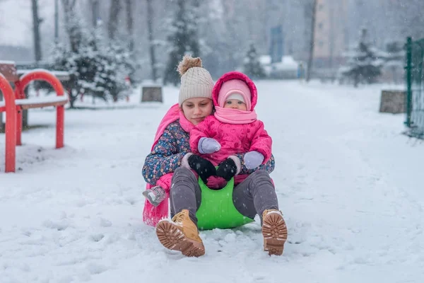 Menina Com Passeio Irmã Mais Nova Inverno Neve Cidade — Fotografia de Stock