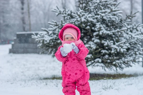 Baby Winterjacke Schal Gehüllt Spaziert Auf Einer Schneebedeckten Straße Und — Stockfoto