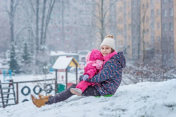 Das Mädchen Mit Der Kleinen Schwester Fährt Winter Schnee Der — Stockfoto