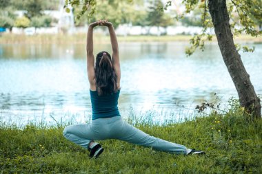 Beautefull kız fitness ile egzersiz relax için ve sağlıklı Gölü, Doğa arka plan, kavram açık spor ve sağlık.