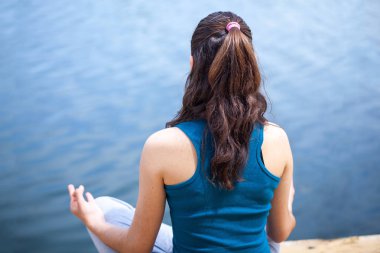 Beautefull kız fitness ile egzersiz relax için ve sağlıklı Gölü, Doğa arka plan, kavram açık spor ve sağlık.