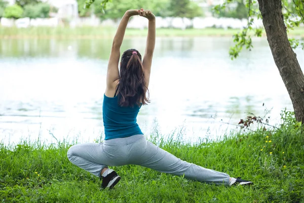 Beautefull Flicka Med Fitness Motion För Relax Och Friska Sjön — Stockfoto