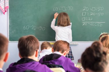 Okul çocukları sınıfta aktif olarak katılıyor. Ders.