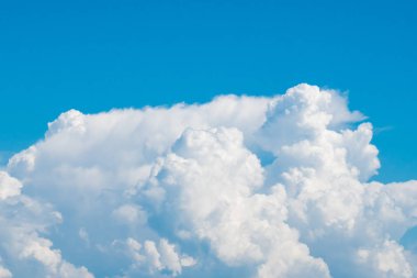 Mavi gökyüzünde doku beyaz bulutlar.