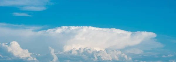 Awan Putih Langit Biru Tekstur — Stok Foto