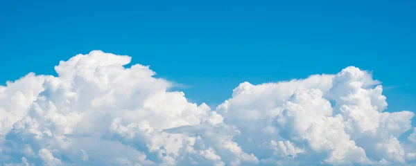 Mavi Gökyüzünde Doku Beyaz Bulutlar — Stok fotoğraf