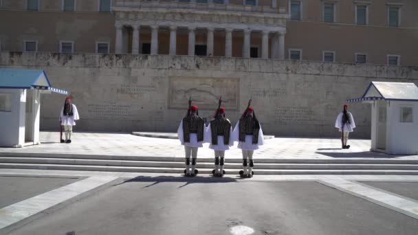 Atenas Grecia 2018 Guardias Servicio Ceremonial Palacio Del Parlamento Conmemora — Vídeos de Stock