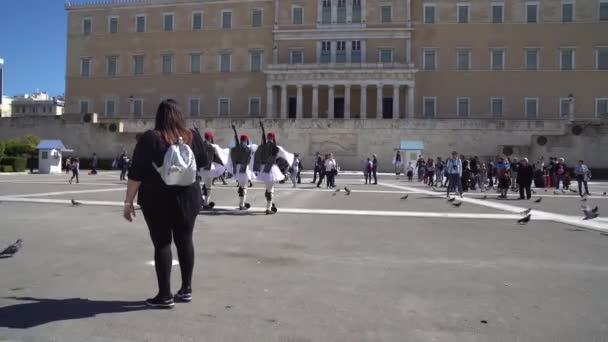 Atenas Grecia 2018 Guardias Servicio Ceremonial Palacio Del Parlamento Conmemora — Vídeos de Stock