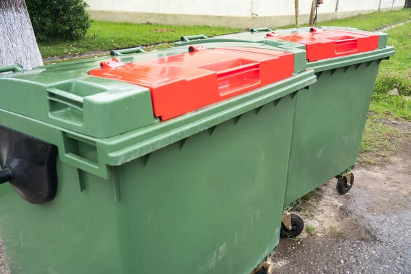 Büyük yeşil kapsayıcılar sokakta geri dönüşüm.