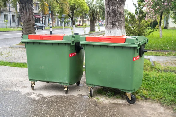 Büyük yeşil kapsayıcılar sokakta geri dönüşüm.