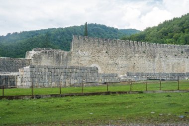Nokalakevi - Gürcistan 'ın batısındaki kale, efsanevi şehir Aia' nın yeri.
