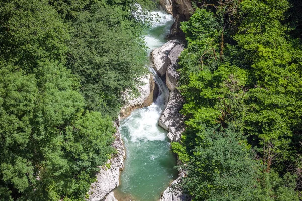 Río Del Bosque Que Fluye Entre Dos Rocas Altas Con — Foto de Stock