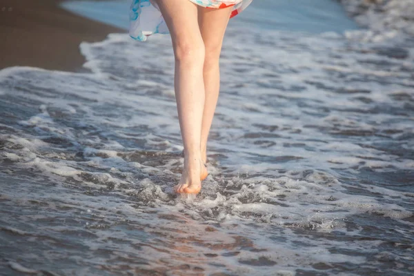 Крупный План Босых Ног Женщины Идущей Пляжу Концепция Путешествия Отпуска — стоковое фото