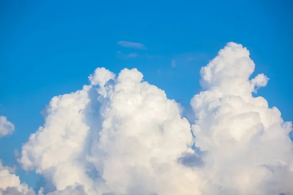 Langit Biru Dan Awan Putih Pada Hari Waktu Untuk Penggunaan — Stok Foto