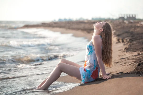 Belle Fille Assise Sur Une Plage Sable Fin Sur Bord — Photo