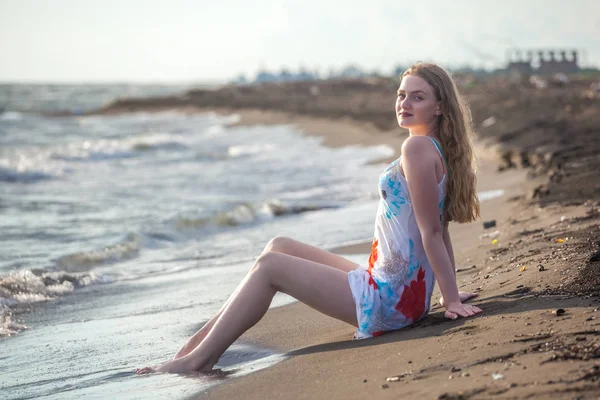 Beautiful Girl Sits Sandy Beach Seashore — Stock Photo, Image