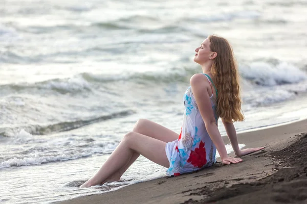 Beautiful Girl Sits Sandy Beach Seashore — Stock Photo, Image