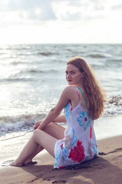 Όμορφο Κορίτσι Που Κάθεται Μια Αμμώδη Παραλία Στην Παραλία — Φωτογραφία Αρχείου